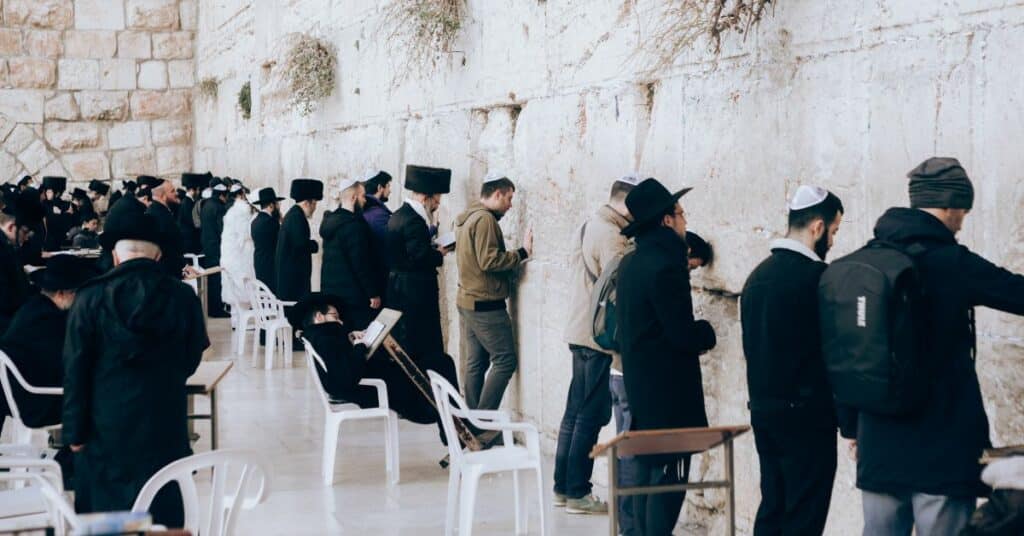 תפילה בכוונה עם סידור אישי