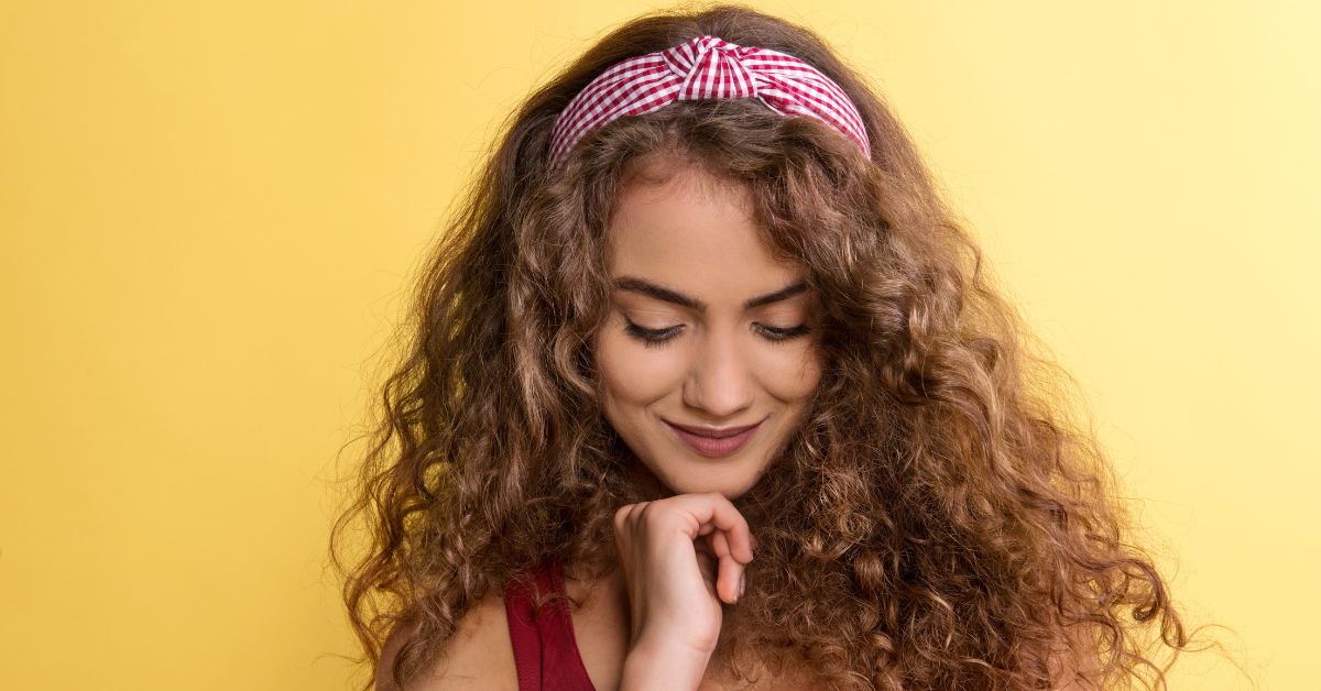 כיצד הפך הסרט לשיער לפריט החם של הקיץ ומדוע גם את צריכה אחד?